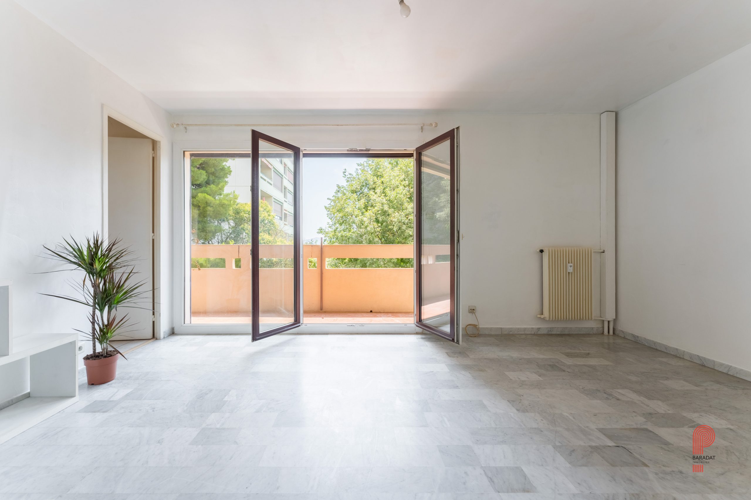 appartement Parc Dessuard avec une chambre et un balcon avec vue jardin, ensoleillé toute la journée