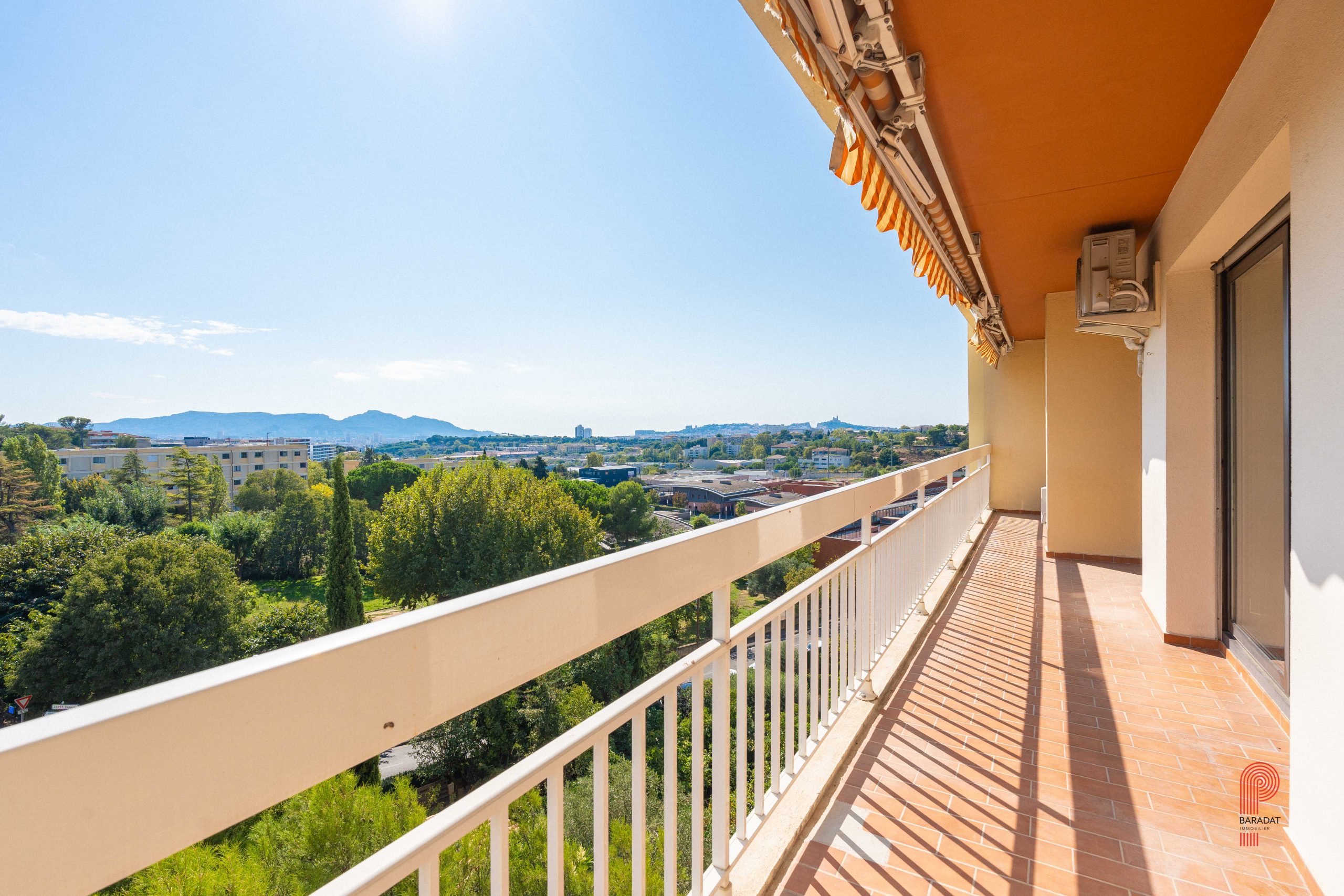 Appartement avec grand balcon, étage élevé, vue dégagée et 4 chambres
