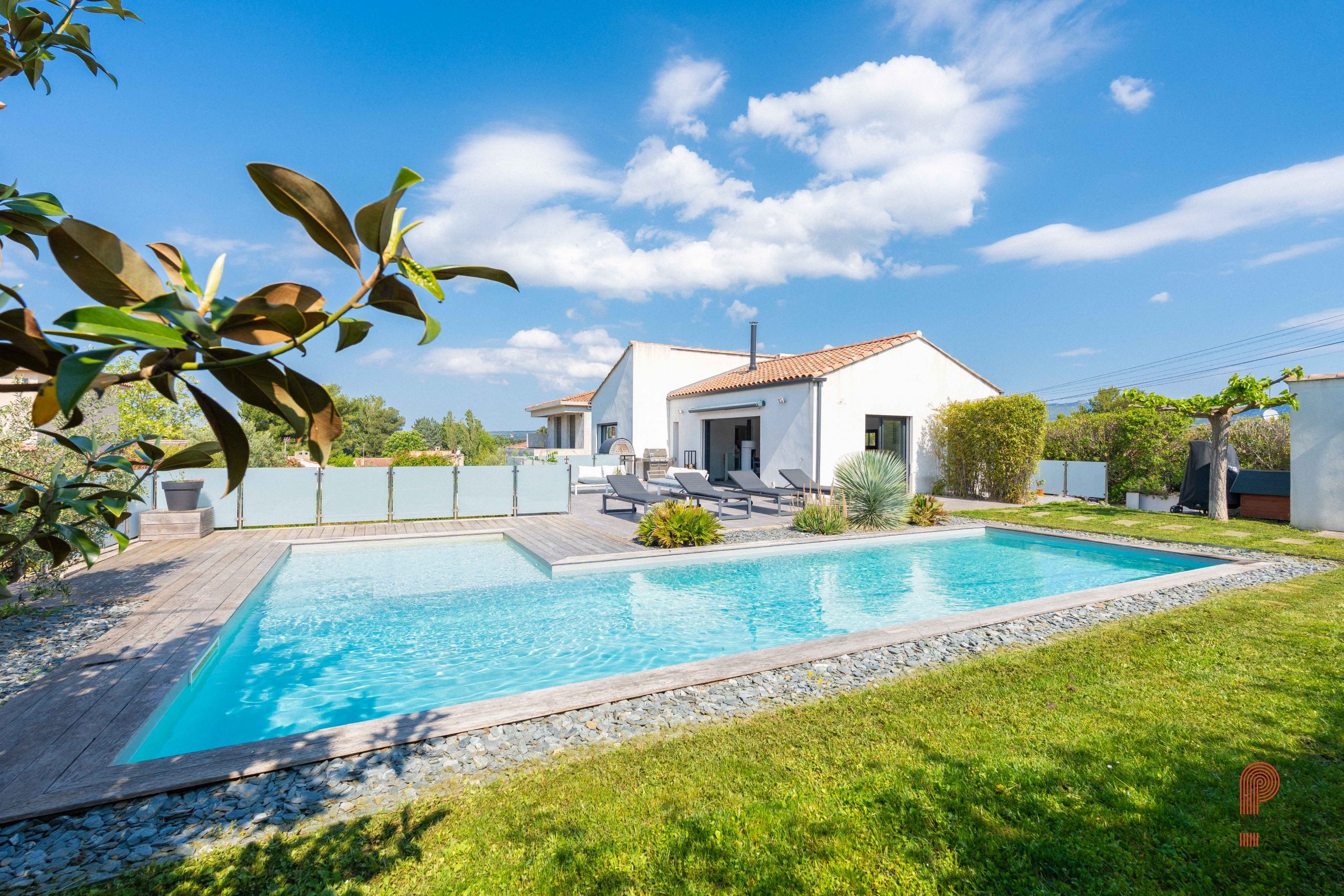 Maison contemporaine avec 3 chambres, un bureau et piscine