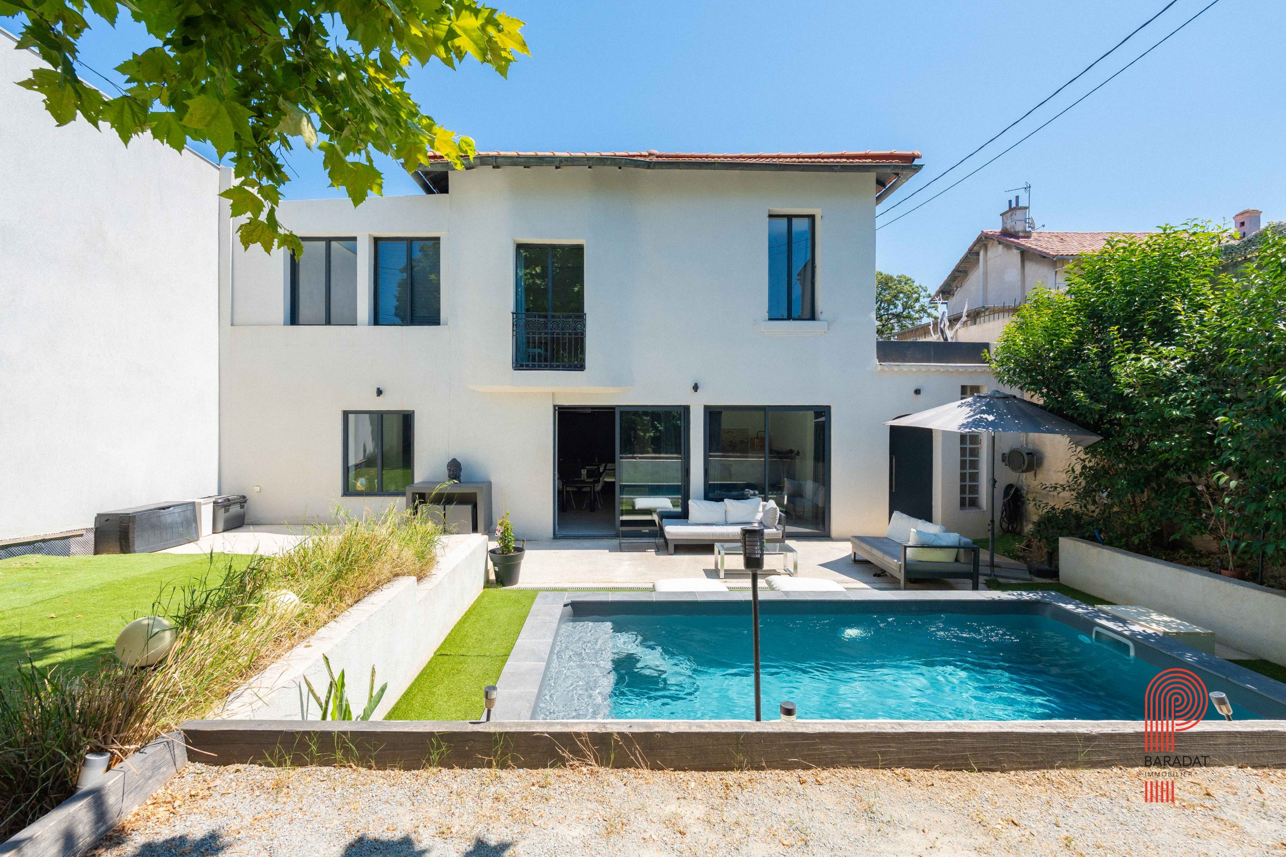 Maison style contemporain, Michelet, piscine et boulodrome