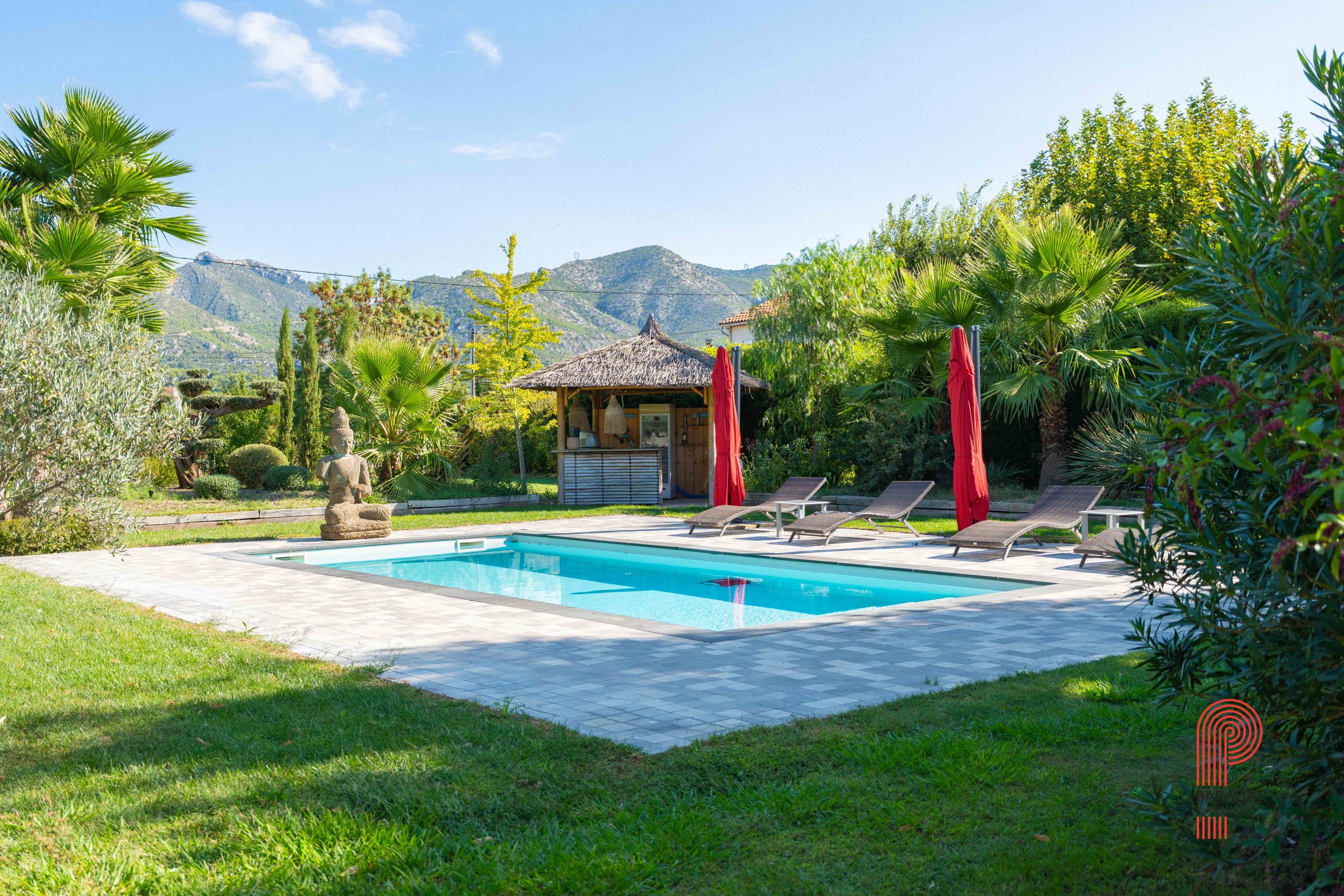 Batisse de charme avec piscine, 4 chambres
