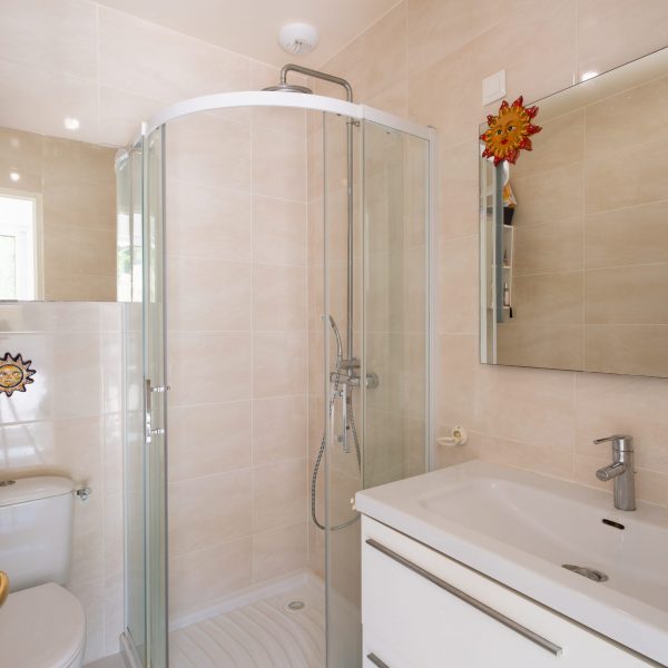 Maison 200m² 5 chambres avec jardin et une piscine 10x5m / salle d'eau 1