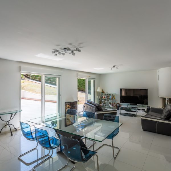Maison 200m² 5 chambres avec jardin et une piscine 10x5m / salon