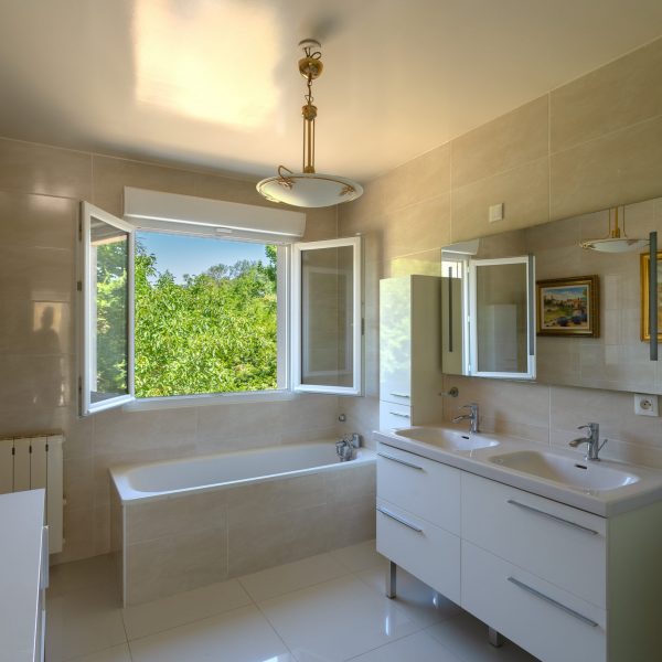Maison 200m² 5 chambres avec jardin et une piscine 10x5m / salle de bain