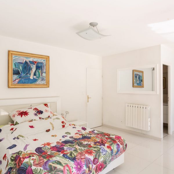 Maison 200m² 5 chambres avec jardin et une piscine 10x5m / chambre 1 autre point de vue