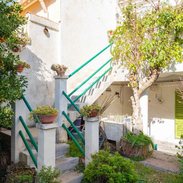 Coursive couverte et rez-de-jardin – maison à vendre Marseille