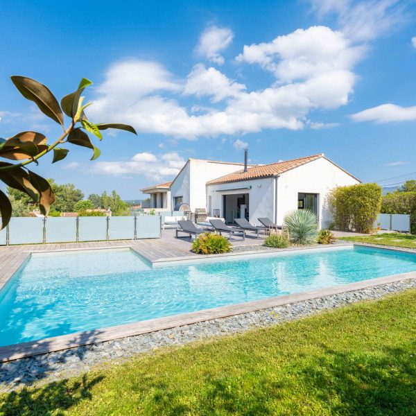 Maison contemporaine avec 3 chambres, un bureau et piscine