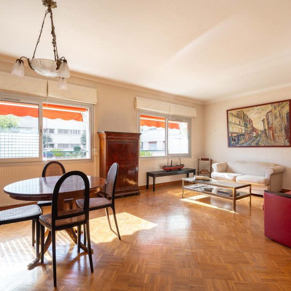 Séjour lumineux avec parquet – appartement Prado Borély Marseille