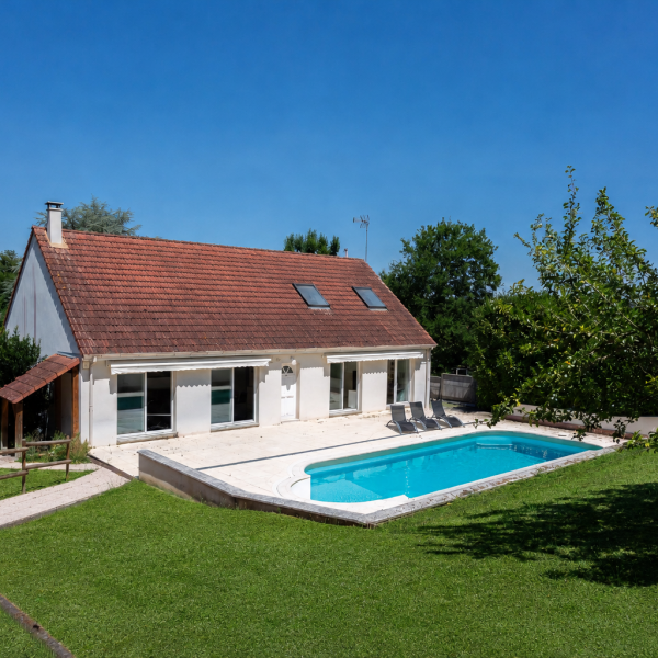 Maison 200m² 5 chambres avec jardin et une piscine 10x5m / jardin face