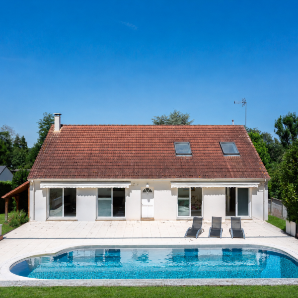 Maison 200m² 5 chambres avec jardin et une piscine 10x5m / vue de face