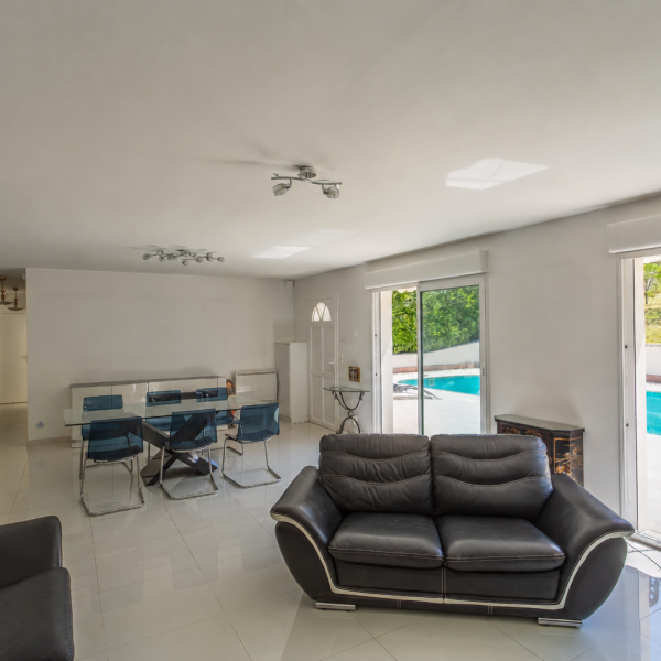 Maison 200m² 5 chambres avec jardin et une piscine 10x5m / salle à manger