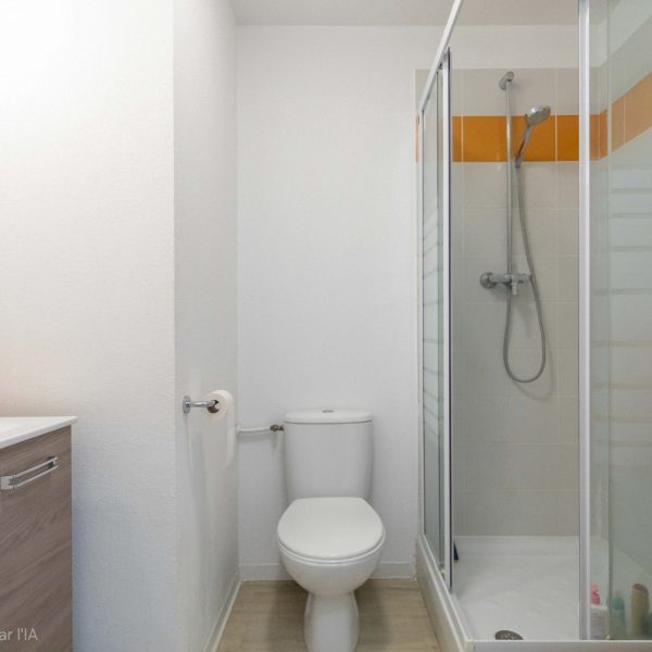 Salle d’eau avec WC – studio 19 m² Marseille 13001