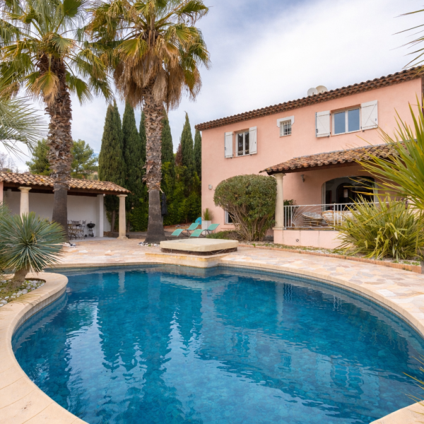 Villa méditerranéenne et piscine bleue