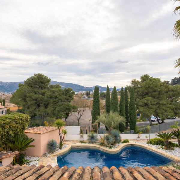 Vue méditerranéenne avec piscine et cypres