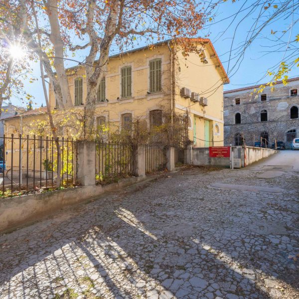 ensemble immobilier à vendre au coeur du village de saint louis