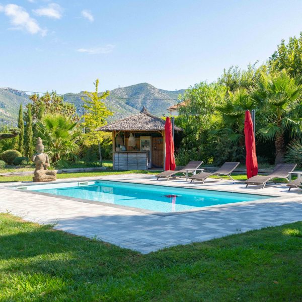 Batisse de charme avec piscine, 4 chambres